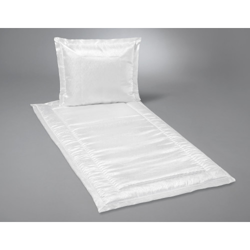 Deckengarnitur aus moirierten Damast in Weiß, bestehend aus einer Decke und einem Kissen, mit glatter Oberfläche und eleganter, schimmernder Optik.