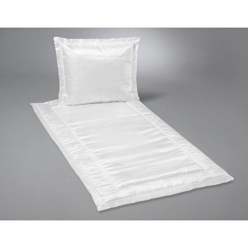 Deckengarnitur aus moirierten Damast in Weiß, bestehend aus einer Decke und einem Kissen, mit glatter Oberfläche und eleganter, schimmernder Optik.