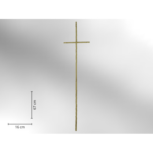 Sargkreuz aus Metall in altmessing, mit einer Gesamthöhe von 67 cm und einer Breite von 16 cm, in Gesamtansicht ohne weitere Dekoration.