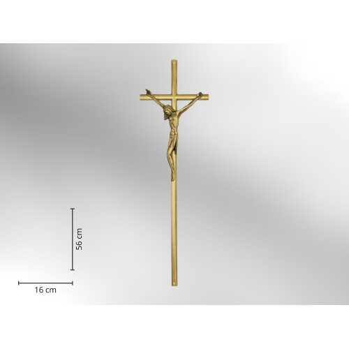 Ein glänzendes Sargkreuz aus Metall in Goldfarbe mit einer Gesamthöhe von 56 cm und einer Breite von 16 cm, detailreich gestaltet mit einer Figur am Kreuz.
