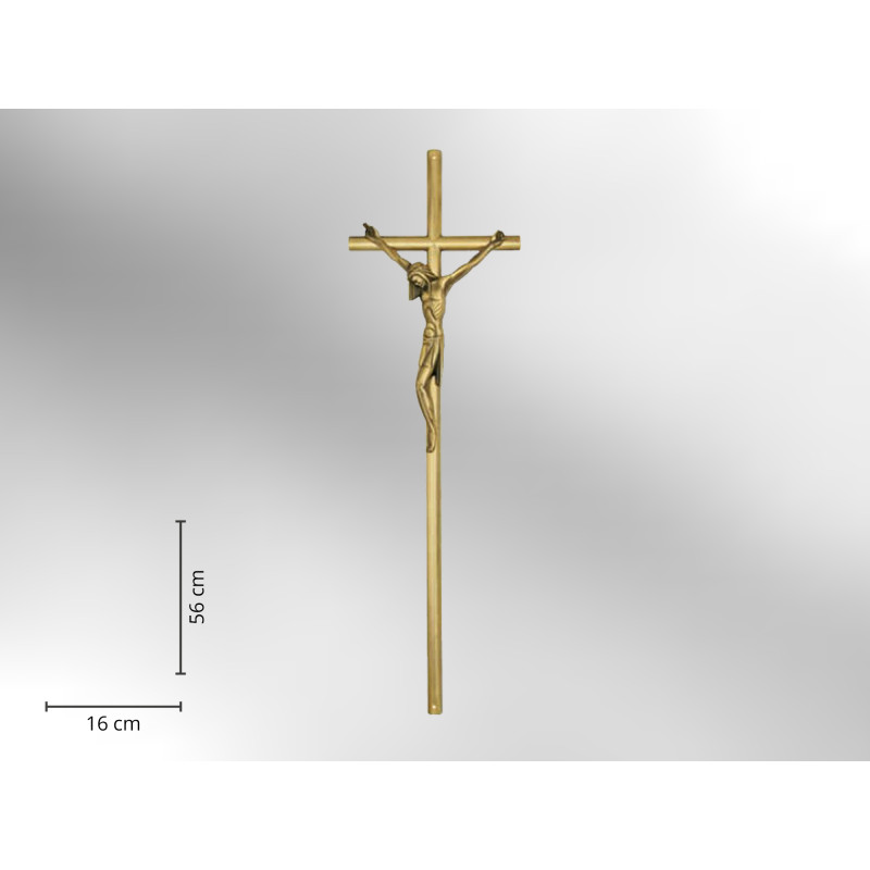Ein glänzendes Sargkreuz aus Metall in Goldfarbe mit einer Gesamthöhe von 56 cm und einer Breite von 16 cm, detailreich gestaltet mit einer Figur am Kreuz.