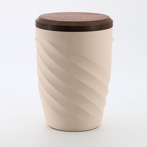 Die Urne Umdrehung in Creme ist aus Tonerde gefertigt, hat eine spiralförmige Struktur und einen runden, dunklen Holzdeckel.