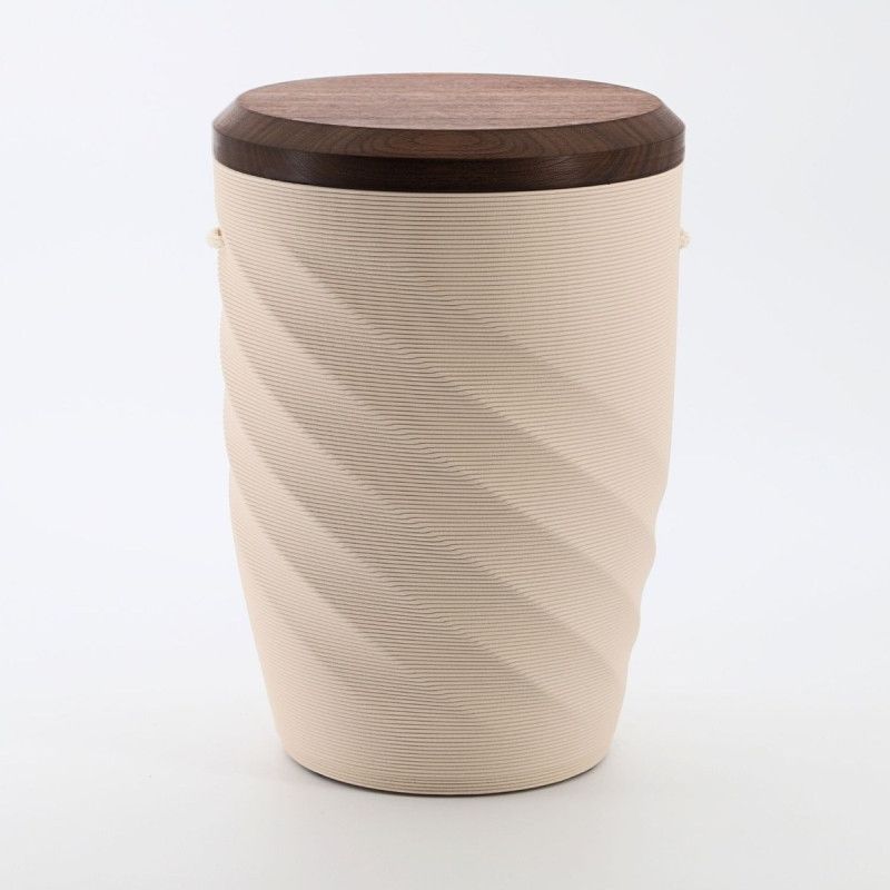 Die Urne Umdrehung in Creme ist aus Tonerde gefertigt, hat eine spiralförmige Struktur und einen runden, dunklen Holzdeckel.