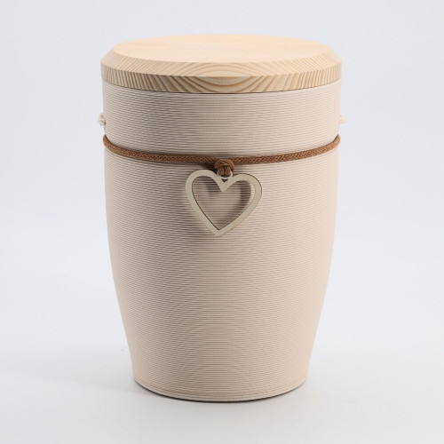 Die Urne Andenken Liebe in Creme ist aus Tonerde gefertigt, hat eine runde Form, eine strukturierte Oberfläche und einen Holzdeckel mit einem herzförmigen Anhänger.