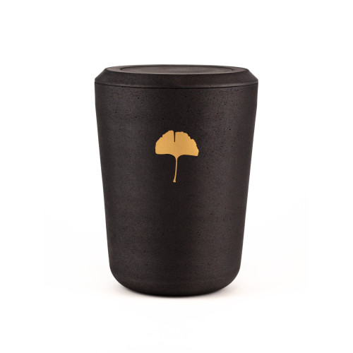 Die Kohleurne in Schwarz hat eine runde Form und ist mit einem goldenen Ginkgoblatt-Symbol verziert, sichtbar in einer Gesamtansicht.