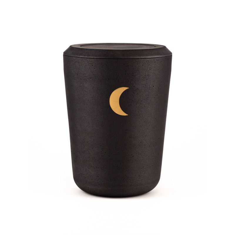 Die Kohleurne in Schwarz hat eine runde Form und zeigt ein goldenes Mondsymbol auf der Vorderseite, mit einer glatten Oberfläche und einem abnehmbaren Deckel.