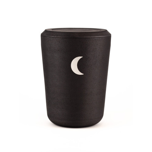 Die Kohleurne in Schwarz hat eine runde Form, eine matte Oberfläche und zeigt einen silbernen Mond als dekoratives Element auf der Vorderseite.