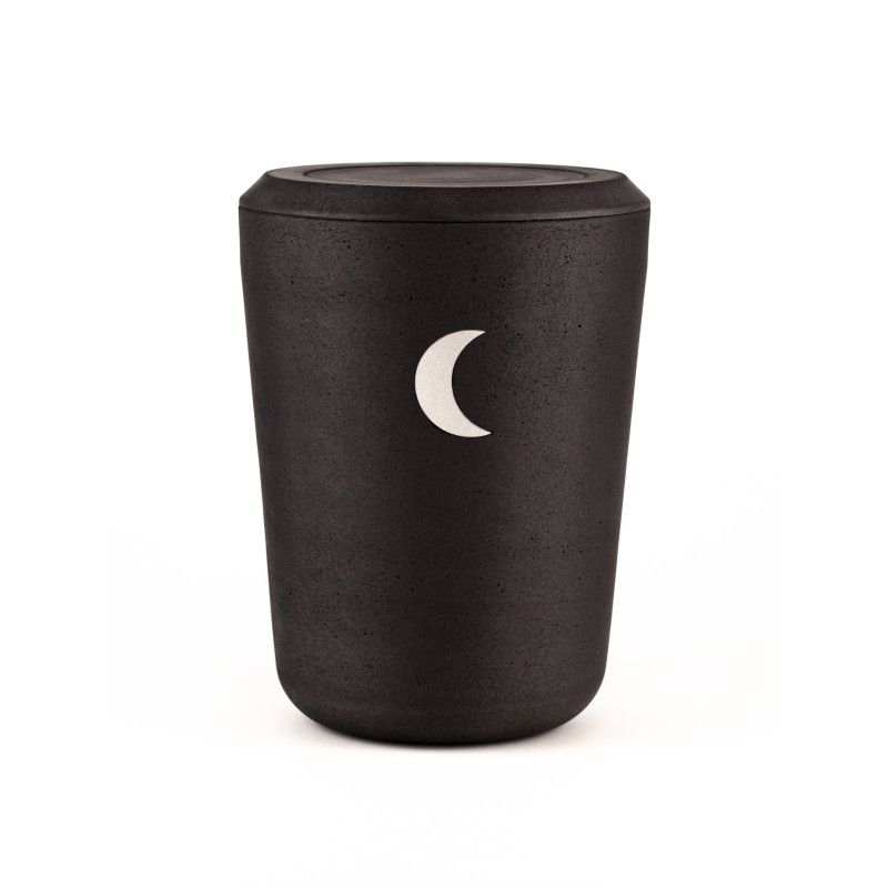 Die Kohleurne in Schwarz hat eine runde Form, eine matte Oberfläche und zeigt einen silbernen Mond als dekoratives Element auf der Vorderseite.