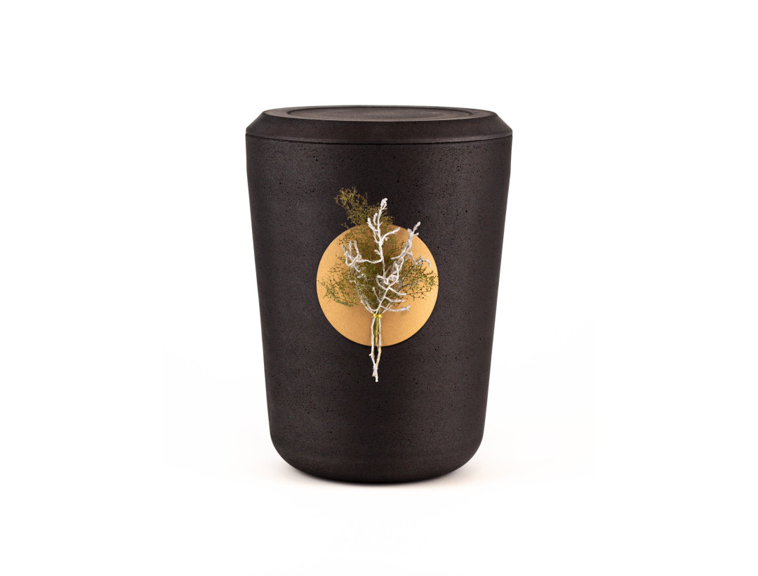 Kohleurne Zweige im Grün