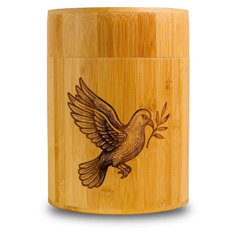 Die Bambusurne in zylindrischer Form zeigt ein eingebranntes Motiv einer Friedenstaube mit Olivenzweig und hat eine natürliche Holzfarbe.