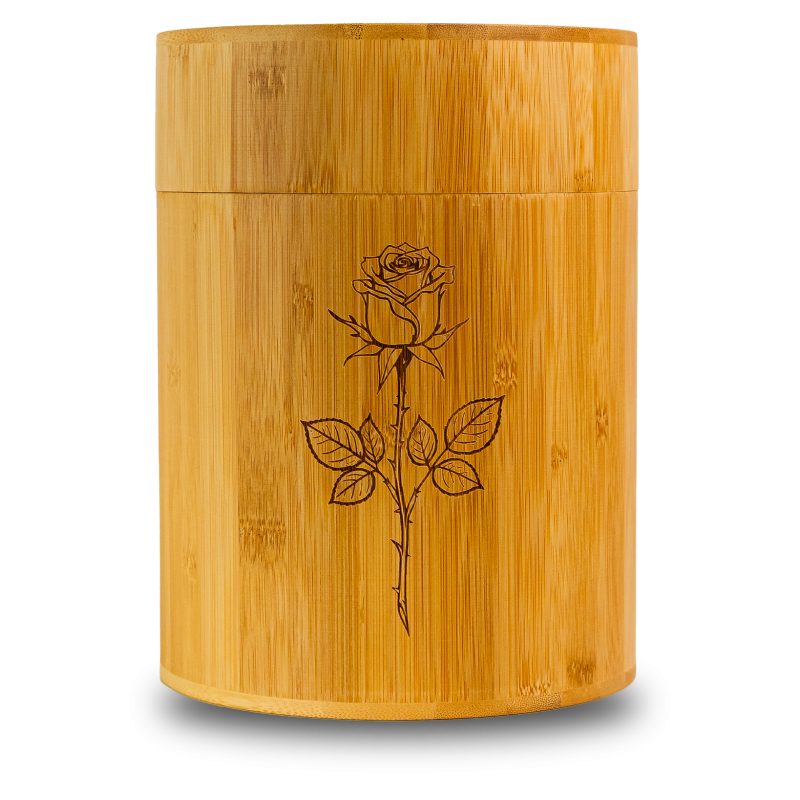 Bambusurne in zylindrischer Form mit eingraviertem Rosenmotiv, aus hellem Bambus gefertigt, Gesamtansicht ohne Deckel.