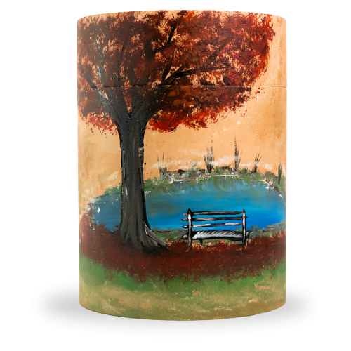 Die Bambusurne hat eine zylindrische Form und zeigt ein gemaltes Motiv mit einem Baum, einer Bank und einem Teich in warmen Farben.