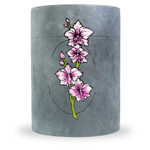 Die Bambusurne in zylindrischer Form ist grau und zeigt ein gemaltes Motiv von pinken Orchideen auf der Vorderseite.