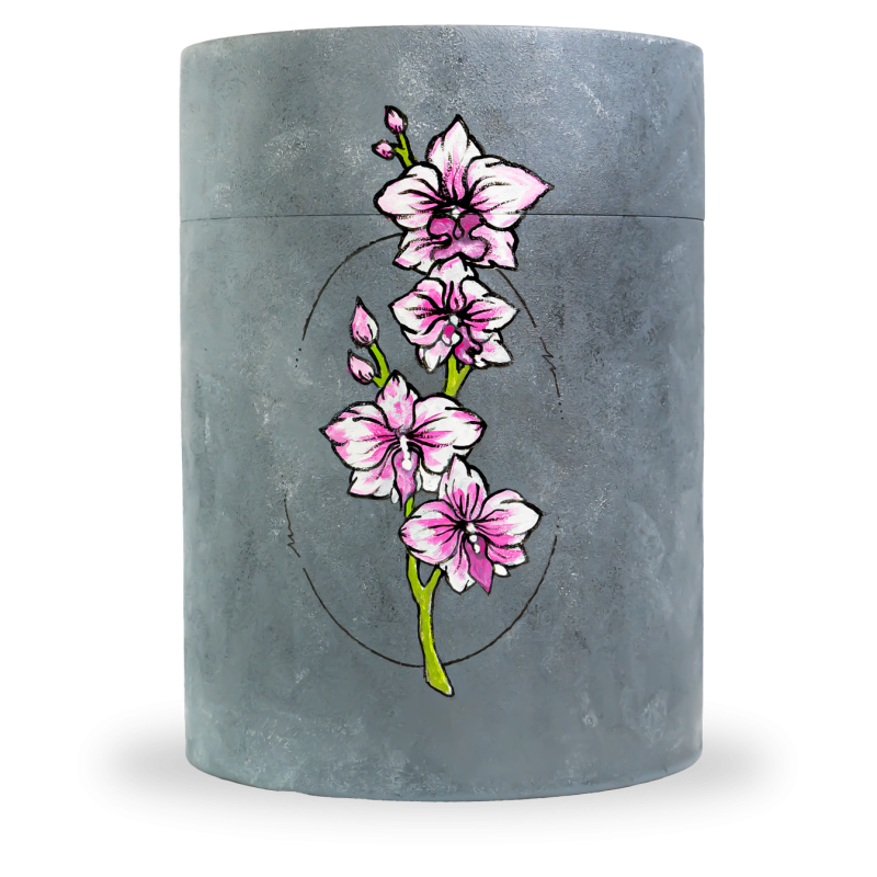 Die Bambusurne in zylindrischer Form ist grau und zeigt ein gemaltes Motiv von pinken Orchideen auf der Vorderseite.