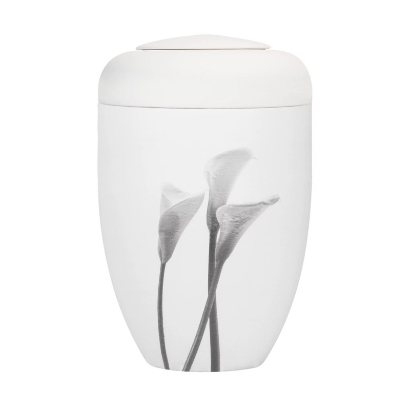 Die Grafik-Urne Calla ist weiß, hat eine runde Form und zeigt eine stilisierte Abbildung von Calla-Blumen in Schwarz-Weiß auf der Oberfläche.