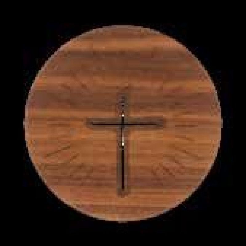 Die Element-Scheibe aus Nussbaum hat eine runde Form, ist aus Holz gefertigt und zeigt ein schwarzes Kreuz in der Mitte.