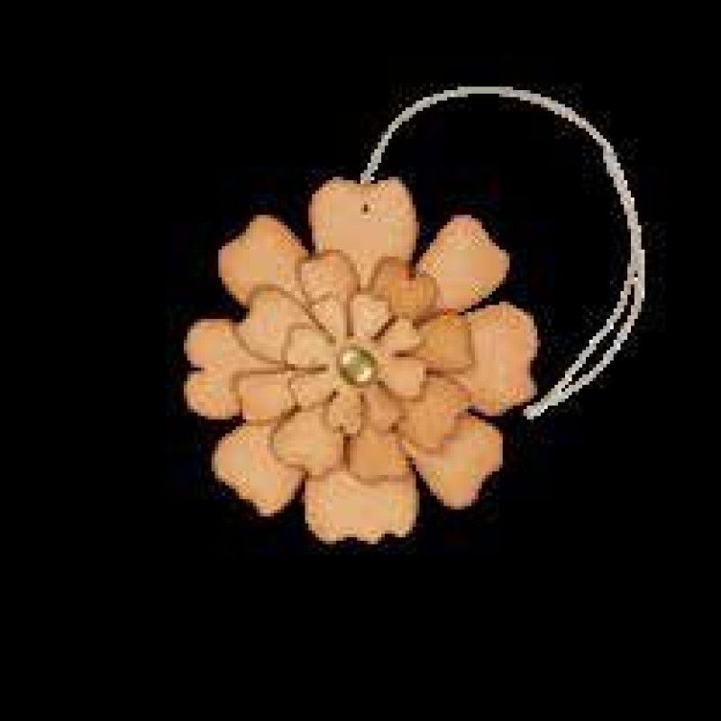Der Element-Anhänger in Form einer Blume ist aus hellem Holz gefertigt, hat eine blütenblattartige Form und ist mit einer kleinen goldenen Perle in der Mitte verziert.