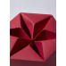 Die Papierurne Hesperos ist rot, hat eine hexagonale Form mit gefalteten, spitzen Elementen und zeigt eine Detailansicht der Oberseite.