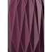 Detailansicht einer papiernen Urne in Aubergine mit einer strukturierten, gefalteten Oberfläche, die geometrische Muster zeigt.