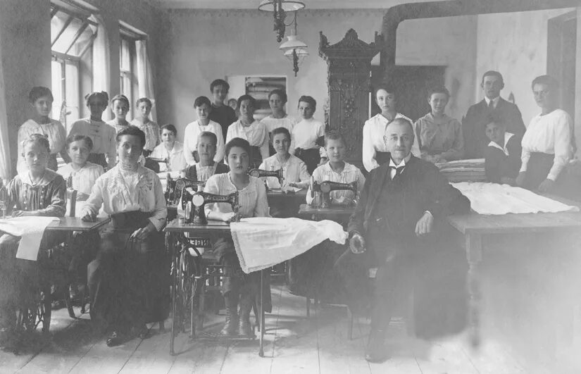 Historische Aufnahme der Goetz Näherei in Regensburg